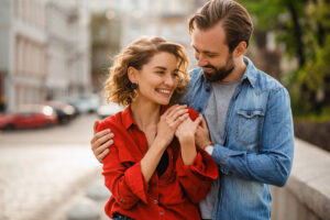 Štýlový zamilovaný pár sedí na ulici na romantickom výlete